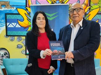 Dr. Miguel Avendaño entregando su colección de libros a la Biblioteca Central de la Universidad de Antofagasta