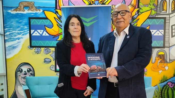 Dr. Miguel Avendaño entregando su colección de libros a la Biblioteca Central de la Universidad de Antofagasta