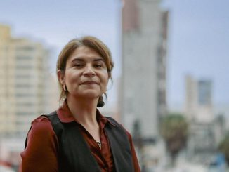 El astrónomo Eduardo Unda-Sanzana posa en el desierto de Atacama tras su nominación al Premio Unesco
