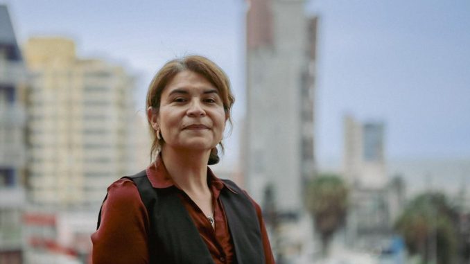 El astrónomo Eduardo Unda-Sanzana posa en el desierto de Atacama tras su nominación al Premio Unesco