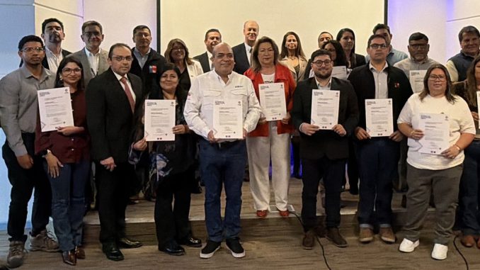 Obreros y maquinaria en una obra de construcción sostenible bajo el Acuerdo de Producción Limpia en Antofagasta