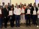 Obreros y maquinaria en una obra de construcción sostenible bajo el Acuerdo de Producción Limpia en Antofagasta