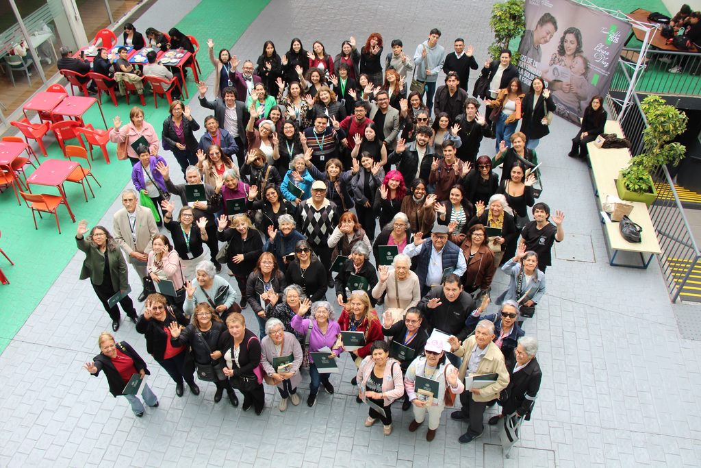 Participantes en el Encuentro de Salud Mental y Territorios discutiendo sobre el envejecimiento activo en Antofagasta