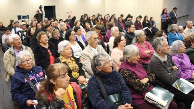 Participantes en el Encuentro de Salud Mental y Territorios discutiendo sobre el envejecimiento activo en Antofagasta
