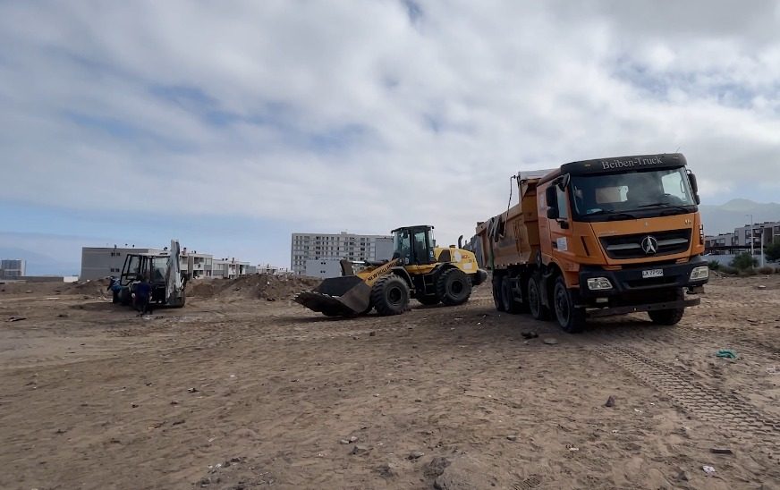 ERRADICAN BASURAL EN AVENIDA PABLO NERUDA TRAS DENUNCIAS VECINALES POR PRESENCIA DE ROEDORES Personal municipal realizando labores de limpieza y retiro de escombros en un sitio eriazo de Antofagasta