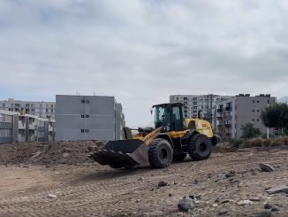 Personal municipal realizando labores de limpieza y retiro de escombros en un sitio eriazo de Antofagasta