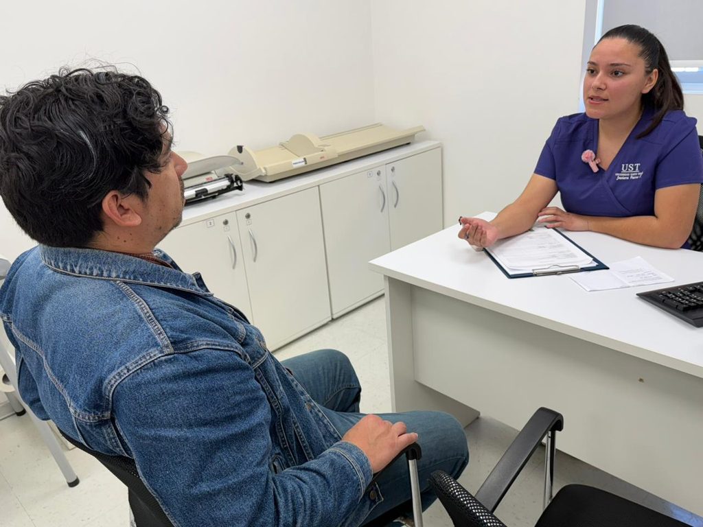 Estudiantes de Nutrición de la Universidad Santo Tomás practicando con actores que simulan pacientes reales