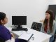 Estudiantes de Nutrición de la Universidad Santo Tomás practicando con actores que simulan pacientes reales