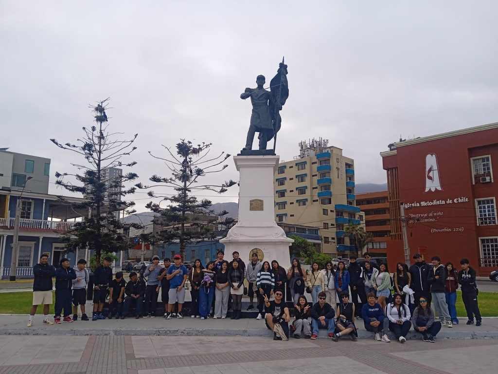 Estudiantes del equipo Latakama celebran su viaje de estudio tras ganar concurso de reciclaje