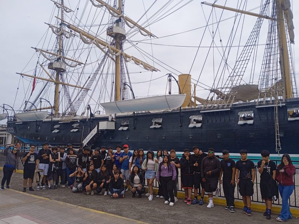 Estudiantes del equipo Latakama celebran su viaje de estudio tras ganar concurso de reciclaje