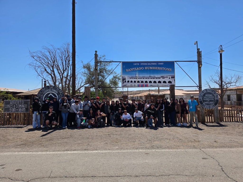 Estudiantes del equipo Latakama celebran su viaje de estudio tras ganar concurso de reciclaje