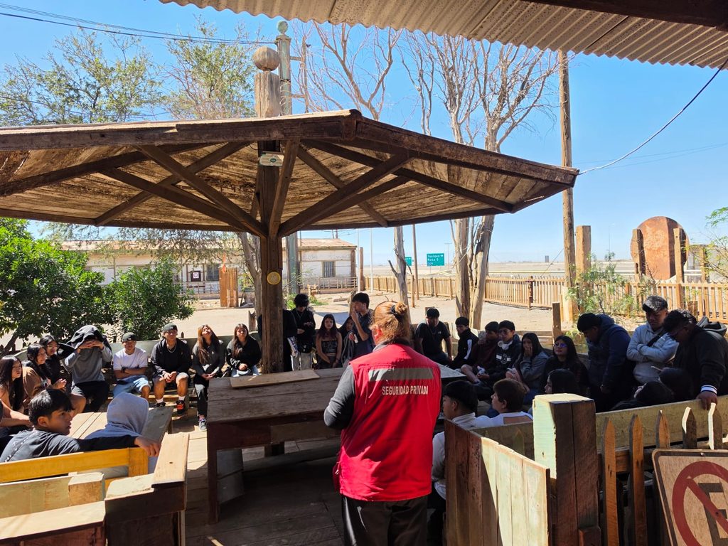Estudiantes del equipo Latakama celebran su viaje de estudio tras ganar concurso de reciclaje