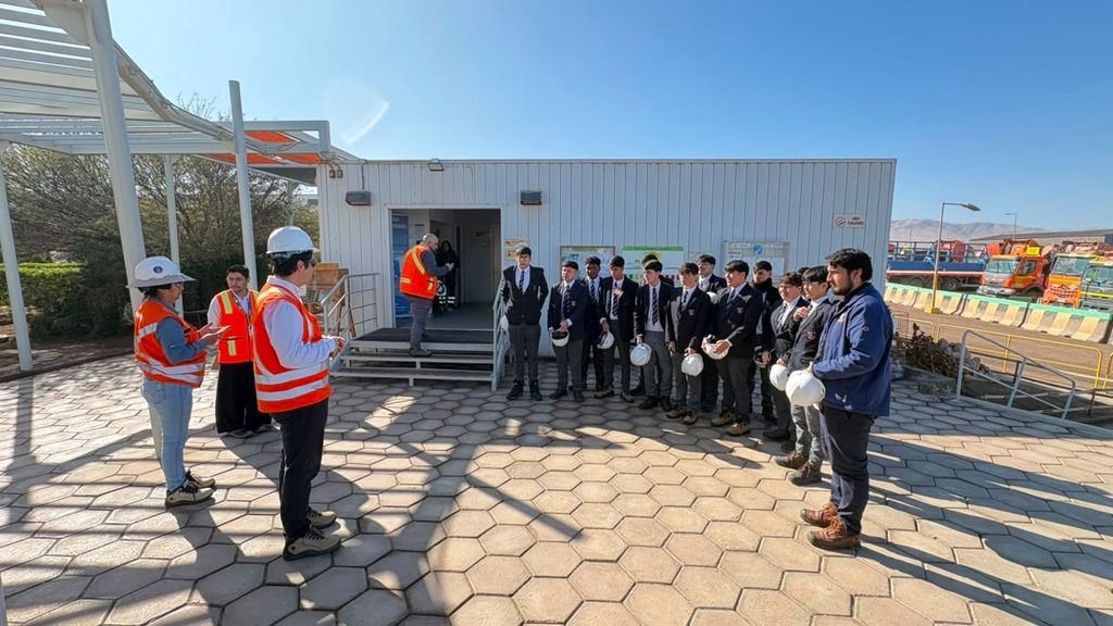 Alumnos del Colegio Don Bosco visitando el terminal logístico minero de Mintral en Antofagasta