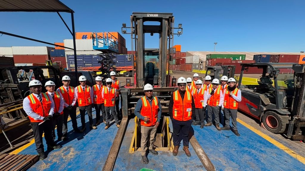 Alumnos del Colegio Don Bosco visitando el terminal logístico minero de Mintral en Antofagasta