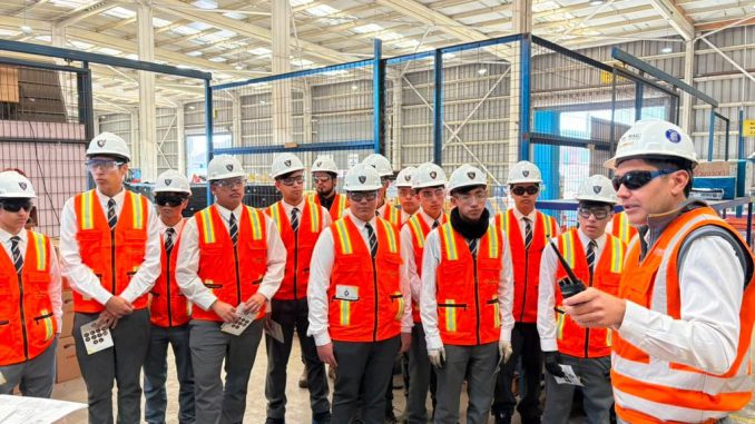 Alumnos del Colegio Don Bosco visitando el terminal logístico minero de Mintral en Antofagasta