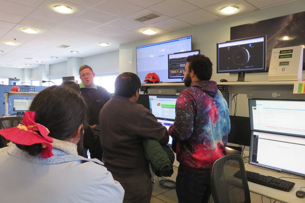 ESTUDIANTES DEL MAGÍSTER EN ASTRONOMÍA DE LA UNIVERSIDAD DE ANTOFAGASTA VISITAN EL OBSERVATORIO EUROPEO AUSTRAL Estudiantes de astronomía de la Universidad de Antofagasta realizando una visita técnica en el Observatorio Paranal.