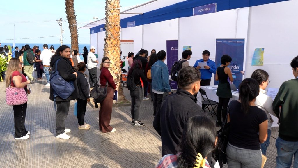FERIA LABORAL EMPLEO JOVEN REUNIÓ 40 EMPRESAS Y OFRECIÓ MÁS DE 1.500 VACANTES Jovenes postulando a puestos de trabajo en la Feria Laboral Empleo Joven OMIL 2026