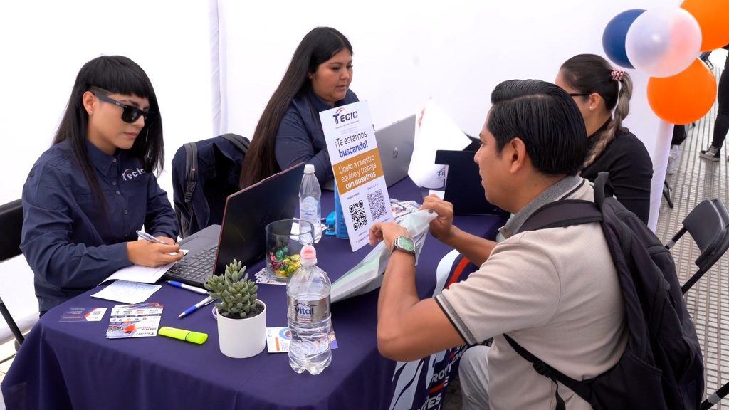 FERIA LABORAL EMPLEO JOVEN REUNIÓ 40 EMPRESAS Y OFRECIÓ MÁS DE 1.500 VACANTES Jovenes postulando a puestos de trabajo en la Feria Laboral Empleo Joven OMIL 2026
