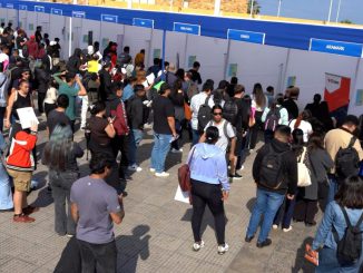 Jovenes postulando a puestos de trabajo en la Feria Laboral Empleo Joven OMIL 2026