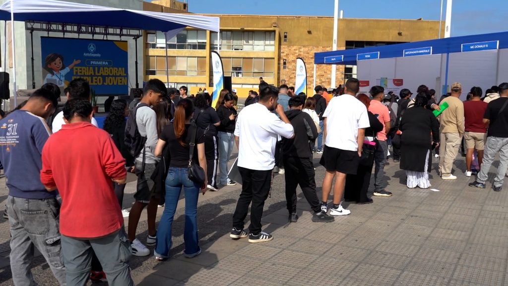 FERIA LABORAL EMPLEO JOVEN REUNIÓ 40 EMPRESAS Y OFRECIÓ MÁS DE 1.500 VACANTES Jovenes postulando a puestos de trabajo en la Feria Laboral Empleo Joven OMIL 2026