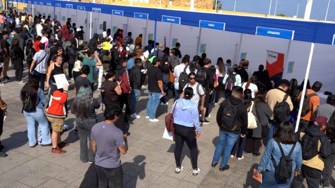 Jovenes postulando a puestos de trabajo en la Feria Laboral Empleo Joven OMIL 2026
