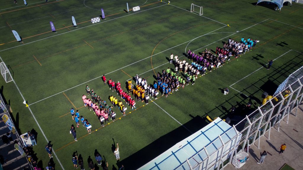 Participantes disfrutando de actividades deportivas inclusivas durante el festival FESTIDEI en Antofagasta