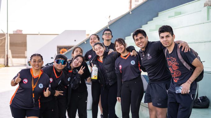 Participantes disfrutando de actividades deportivas inclusivas durante el festival FESTIDEI en Antofagasta