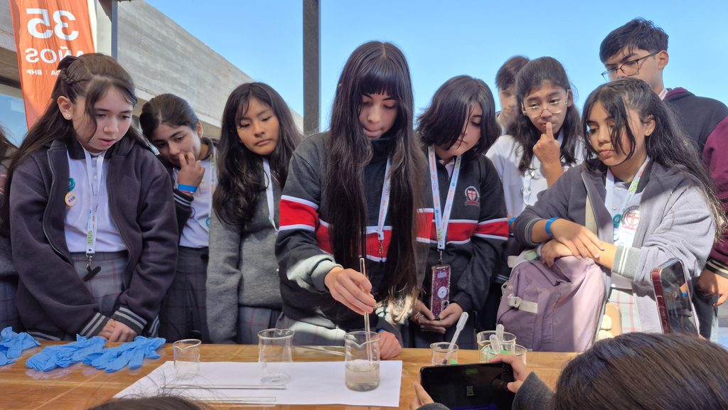 FESTIVAL DE CIENCIA Y TECNOLOGÍA 2026 INVITA A DESCUBRIR EL FUTURO EN ANTOFAGASTA Familias participando en stands científicos en la explanada del Estadio Regional de Antofagasta durante el Festival de Ciencia y Tecnología 2026