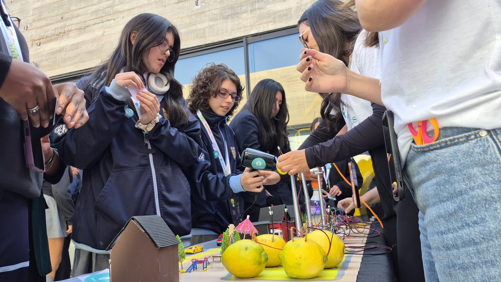 FESTIVAL DE CIENCIA Y TECNOLOGÍA 2026 INVITA A DESCUBRIR EL FUTURO EN ANTOFAGASTA Familias participando en stands científicos en la explanada del Estadio Regional de Antofagasta durante el Festival de Ciencia y Tecnología 2026