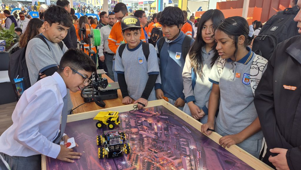 FESTIVAL DE CIENCIA Y TECNOLOGÍA 2026 INVITA A DESCUBRIR EL FUTURO EN ANTOFAGASTA Familias participando en stands científicos en la explanada del Estadio Regional de Antofagasta durante el Festival de Ciencia y Tecnología 2026