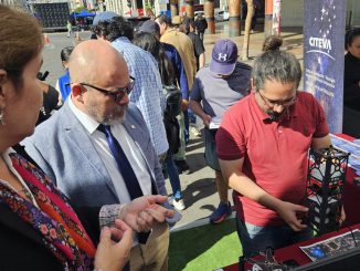 Familias participando en stands científicos en la explanada del Estadio Regional de Antofagasta durante el Festival de Ciencia y Tecnología 2026