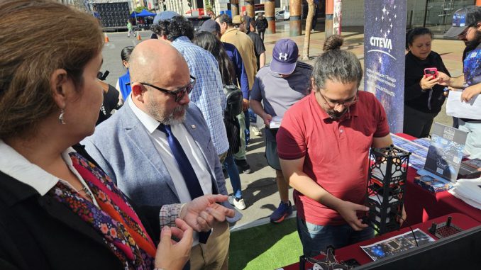 Familias participando en stands científicos en la explanada del Estadio Regional de Antofagasta durante el Festival de Ciencia y Tecnología 2026
