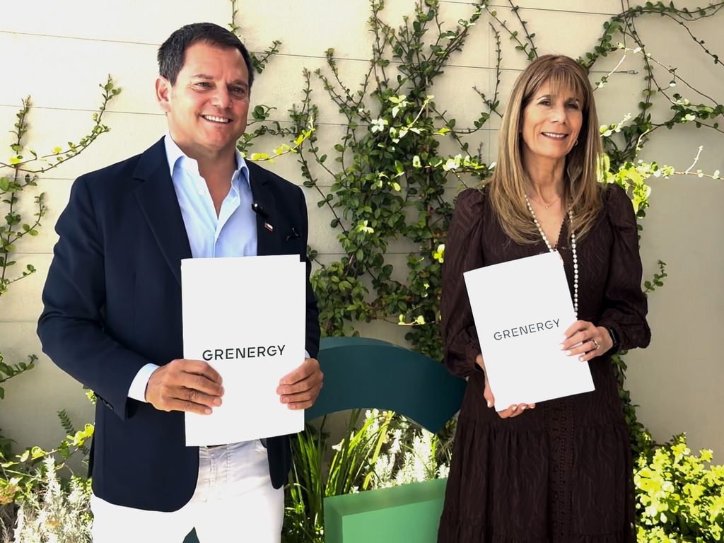 Ministra de Energía de Chile y CEO de Grenergy durante la firma del proyecto de electrificación en Antofagasta