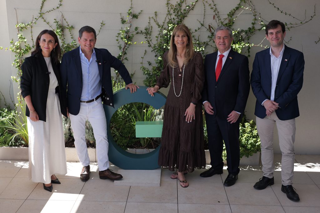 Ministra de Energía de Chile y CEO de Grenergy durante la firma del proyecto de electrificación en Antofagasta