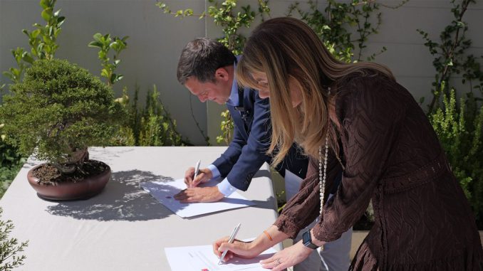 Ministra de Energía de Chile y CEO de Grenergy durante la firma del proyecto de electrificación en Antofagasta
