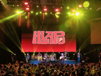 La legendaria banda chilena Illapu presentando su gira de aniversario Historia Viva en un concierto en vivo