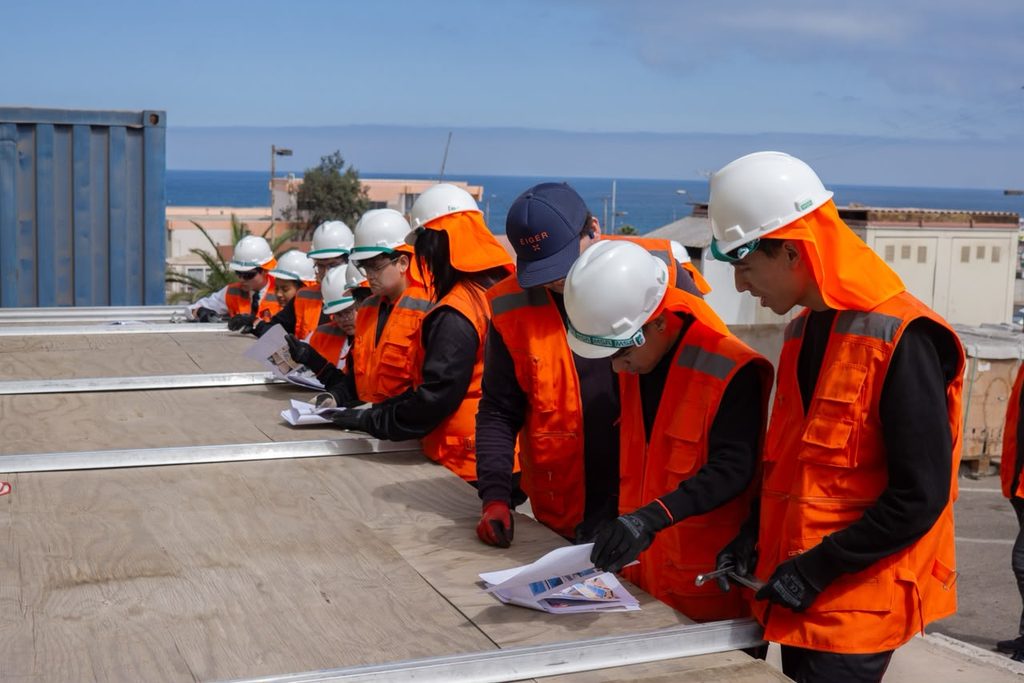 Estudiantes de Ingeniería Civil Industrial de la Universidad de Antofagasta en un laboratorio de la facultad