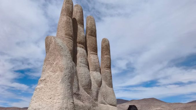 Escultura la Mano del Desierto en Antofagasta tras los rayados vandálicos investigados por la PDI
