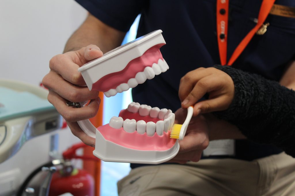 Estudiantes recibiendo atención dental en módulo móvil de Junaeb dentro de su escuela