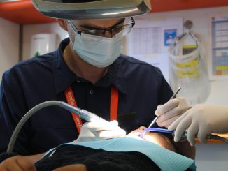 Estudiantes recibiendo atención dental en módulo móvil de Junaeb dentro de su escuela