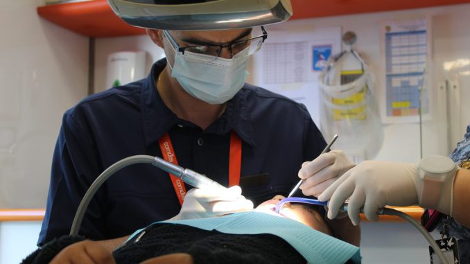 Estudiantes recibiendo atención dental en módulo móvil de Junaeb dentro de su escuela