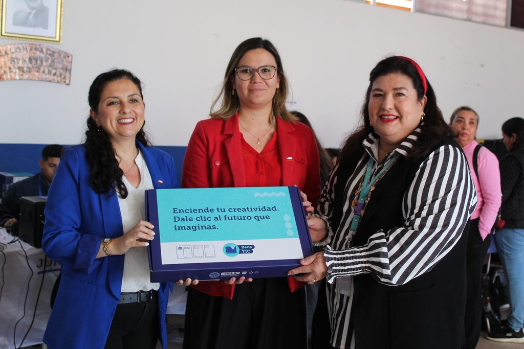 Estudiantes recibiendo computadores portátiles de la Junaeb en la Escuela República del Ecuador en Antofagasta.