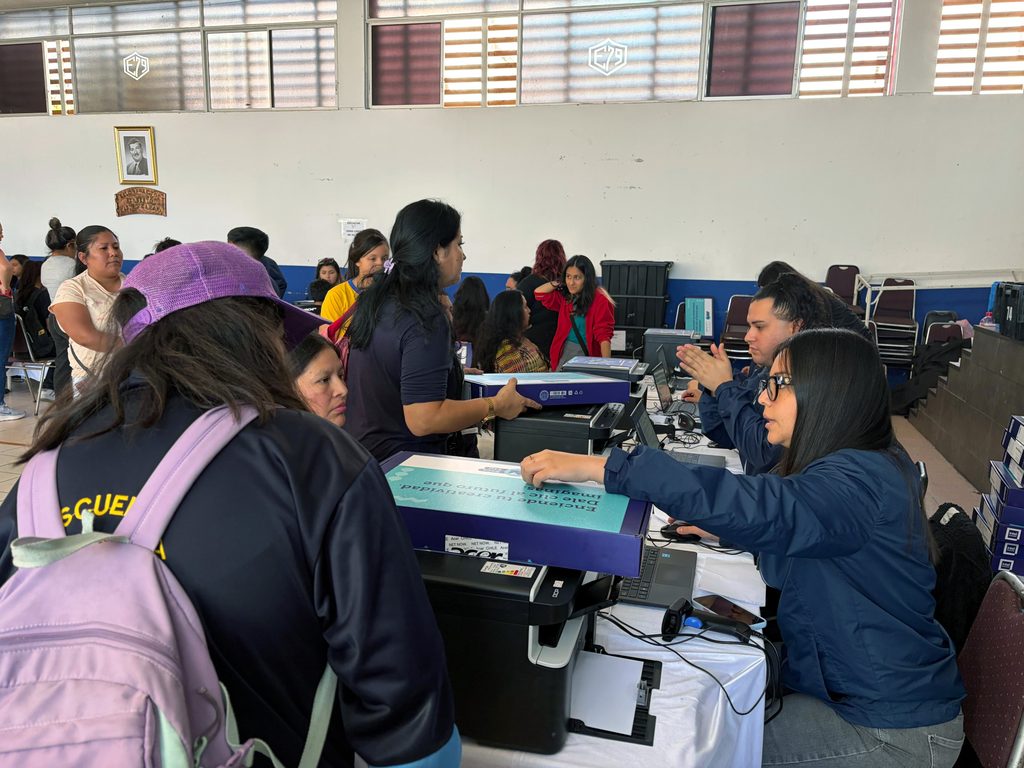 Estudiantes recibiendo computadores portátiles de la Junaeb en la Escuela República del Ecuador en Antofagasta.