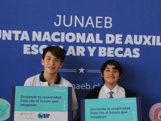 Estudiantes recibiendo computadores portátiles de la Junaeb en la Escuela República del Ecuador en Antofagasta.
