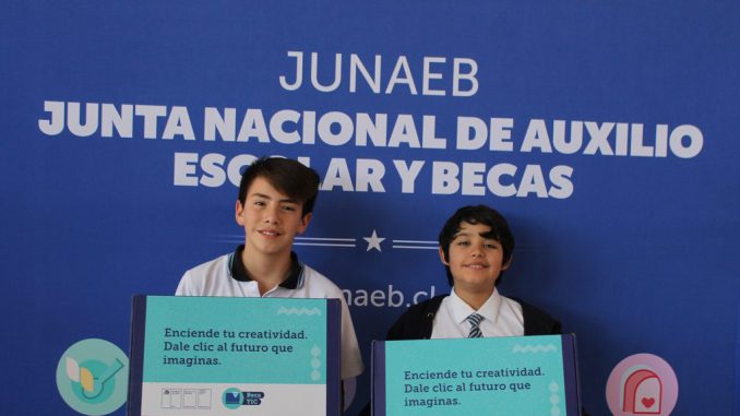 Estudiantes recibiendo computadores portátiles de la Junaeb en la Escuela República del Ecuador en Antofagasta.