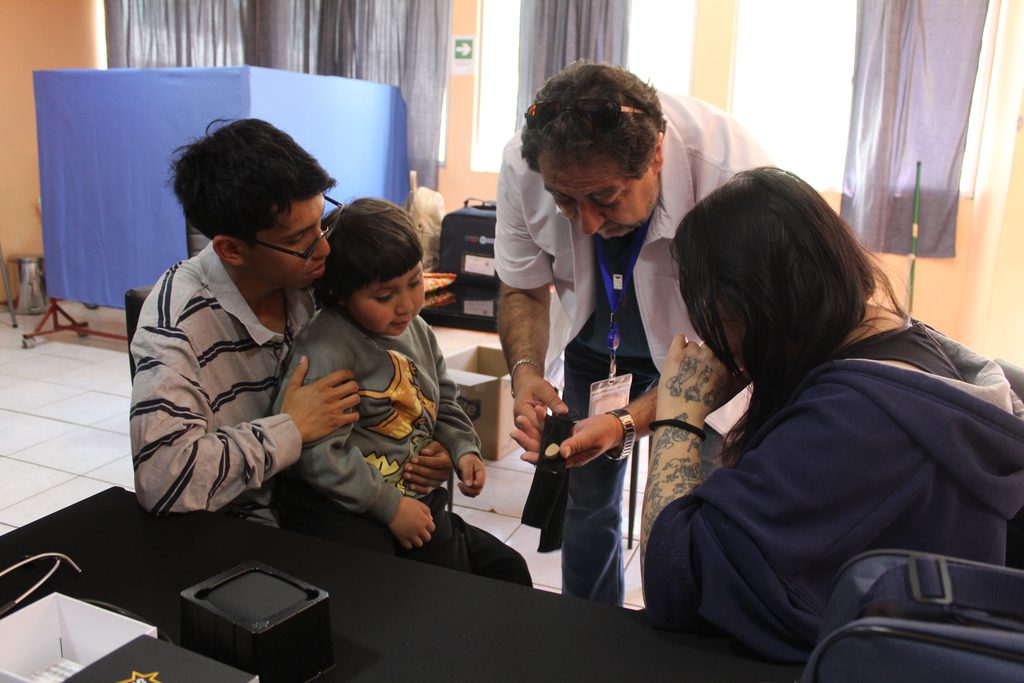JUNAEB ENTREGA AUDÍFONOS A ESTUDIANTES DE CALAMA PARA MEJORAR SU CALIDAD DE VIDA Estudiantes recibiendo audífonos y ayudas técnicas de Junaeb en Calama