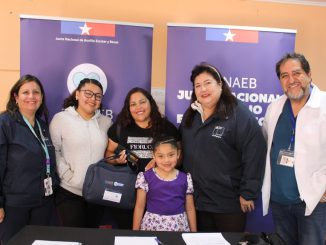 Estudiantes recibiendo audífonos y ayudas técnicas de Junaeb en Calama