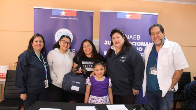 Estudiantes recibiendo audífonos y ayudas técnicas de Junaeb en Calama