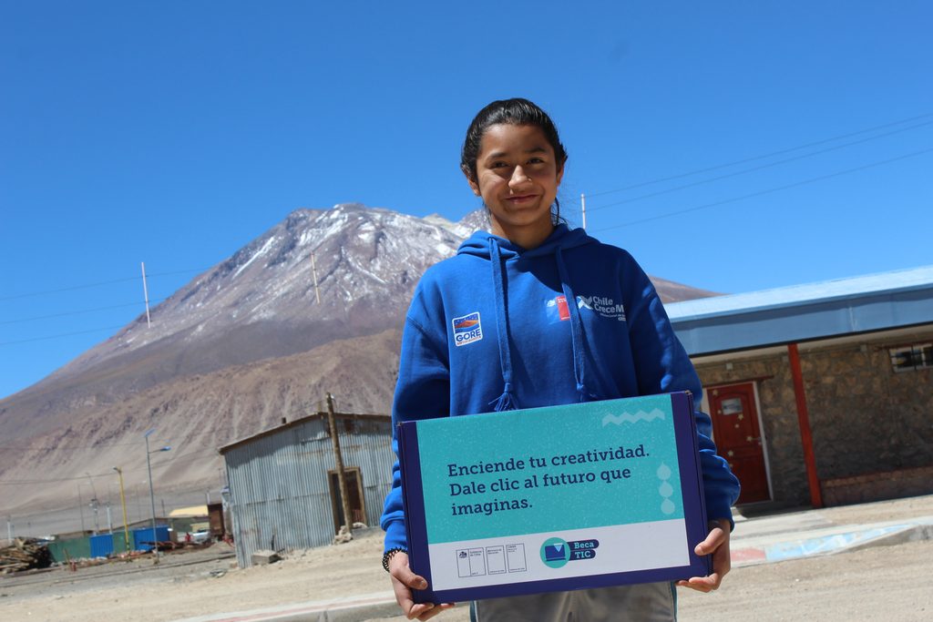 JUNAEB ENTREGA COMPUTADORES CON INTERNET MÓVIL A ESTUDIANTES DE LA ESCUELA SAN ANTONIO DE PADUA EN OLLAGÜE Estudiantes recibiendo computadores portátiles de la Beca TIC en la zona del altiplano chileno
