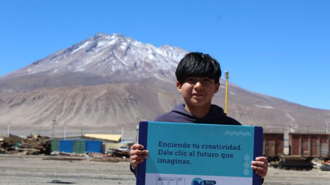 Estudiantes recibiendo computadores portátiles de la Beca TIC en la zona del altiplano chileno